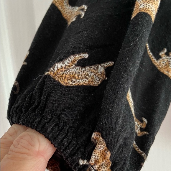 Leopard size M/L. v- neck tunic top - Picture 4 of 5